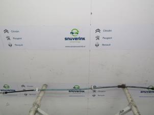 Gebruikte Handrem Kabel Renault Captur (2R) 1.5 Energy dCi 110 FAP Prijs € 21,25 Margeregeling aangeboden door Snuverink Autodemontage