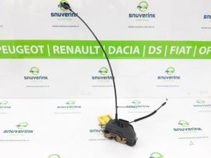 Gebruikte Slotmechaniek Portier 4Deurs rechts-achter Renault Scénic II (JM) 1.9 dCi 120 Prijs € 29,00 Margeregeling aangeboden door Snuverink Autodemontage