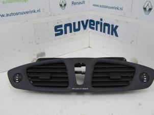 Gebruikte Luchtrooster Dashboard Renault Scénic III (JZ) 1.5 dCi 110 Prijs € 24,99 Margeregeling aangeboden door Snuverink Autodemontage