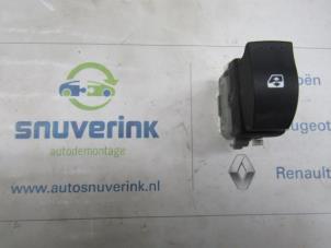 Gebruikte Ruit schakelaar elektrisch Renault Espace (JK) 2.2 dCi 16V Prijs € 20,00 Margeregeling aangeboden door Snuverink Autodemontage