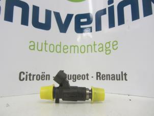 Gebruikte Injector (benzine injectie) Renault Espace Prijs € 25,00 Margeregeling aangeboden door Snuverink Autodemontage