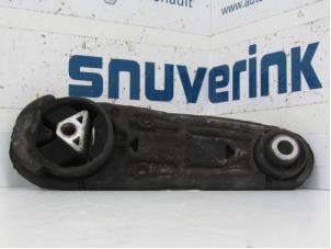 Gebruikte Versnellingsbak Steun Renault Clio III (BR/CR) 1.2 16V TCe 100 Prijs € 10,33 Margeregeling aangeboden door Snuverink Autodemontage