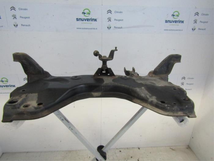 Gebruikte Subframe Peugeot 206 CC (2D) 2.0 16V Prijs € 67,50 Margeregeling aangeboden door Snuverink Autodemontage