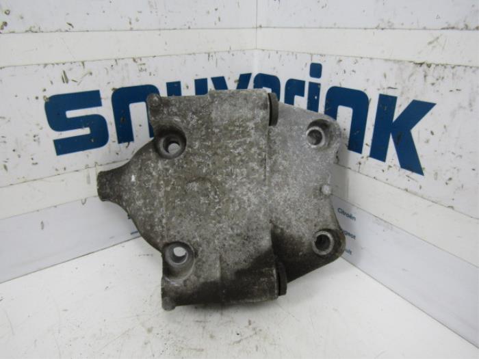 Gebruikte Dynamosteun boven Peugeot 206 (2A/C/H/J/S) 1.4 XR,XS,XT,Gentry Prijs € 25,00 Margeregeling aangeboden door Snuverink Autodemontage
