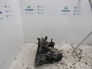 Gebruikte Versnellingsbak Renault Clio III (BR/CR) 1.4 16V Prijs € 99,98 Margeregeling aangeboden door Snuverink Autodemontage