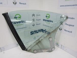 Gebruikte Ruit 2Deurs links-achter Peugeot 207 CC (WB) 1.6 HDiF 16V Prijs € 10,33 Margeregeling aangeboden door Snuverink Autodemontage