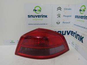 Gebruikte Achterlicht rechts Renault Vel Satis (BJ) 3.0 dCi V6 24V Prijs € 40,00 Margeregeling aangeboden door Snuverink Autodemontage
