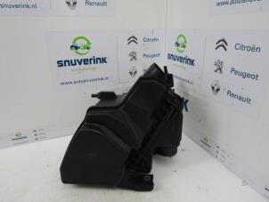Gebruikte Luchtfilterhuis Renault Twingo III (AH) 1.0 SCe 70 12V Prijs € 29,98 Margeregeling aangeboden door Snuverink Autodemontage