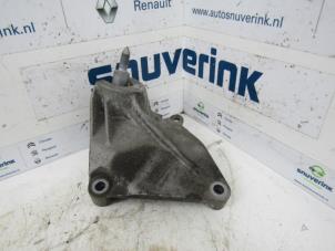 Gebruikte Versnellingsbak Steun Renault Twingo II (CN) 1.2 16V Prijs € 30,00 Margeregeling aangeboden door Snuverink Autodemontage