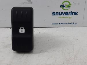 Gebruikte Centrale deurvergrendeling Schakelaar Dacia Logan MCV (KS) 1.6 Prijs € 15,00 Margeregeling aangeboden door Snuverink Autodemontage