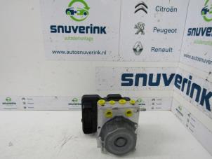 Gebruikte ABS Pomp Renault Captur (2R) 1.5 Energy dCi 90 FAP Prijs € 67,49 Margeregeling aangeboden door Snuverink Autodemontage