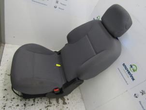 Gebruikte Voorstoel rechts Peugeot Partner (GC/GF/GG/GJ/GK) 1.6 HDI 75 Phase 1 Prijs € 102,85 Inclusief btw aangeboden door Snuverink Autodemontage