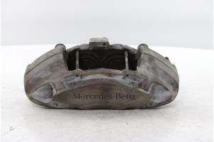 Gebruikte Remklauw (Tang) rechts-voor Mercedes C (W205) C-180 1.6 16V Prijs € 44,99 Margeregeling aangeboden door Snuverink Autodemontage