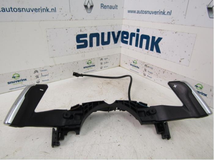 Gebruikte Schakelflipper set Peugeot 208 I (CA/CC/CK/CL) 1.4 HDi Prijs € 38,00 Margeregeling aangeboden door Snuverink Autodemontage