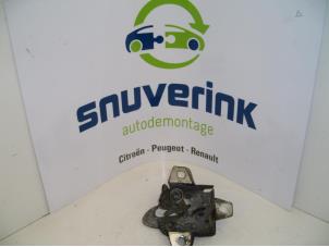 Gebruikte Motorkap Slotmechaniek Citroen Jumper (U9) 2.2 HDi 100 Euro 4 Prijs op aanvraag aangeboden door Snuverink Autodemontage