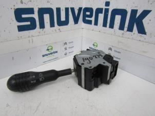 Gebruikte Pinker Schakelaar Renault Twingo (C06) 1.2 SPi Phase I Prijs € 10,33 Margeregeling aangeboden door Snuverink Autodemontage