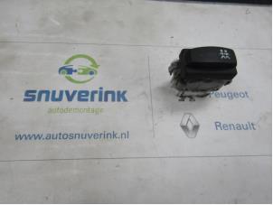 Gebruikte Elektrisch Raam Schakelaar Renault Scénic II (JM) 1.6 16V Prijs € 25,00 Margeregeling aangeboden door Snuverink Autodemontage