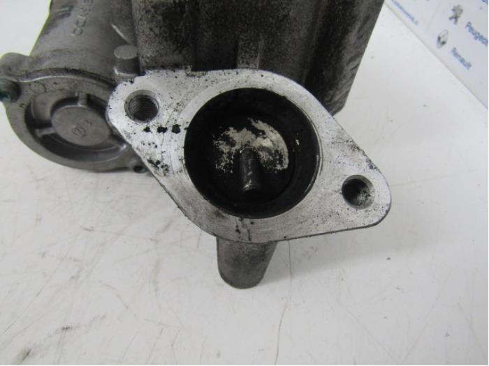 EGR Klep van een Renault Trafic New (FL) 2.0 dCi 16V 90 2007