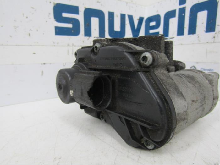 EGR Klep van een Renault Trafic New (FL) 2.0 dCi 16V 90 2007