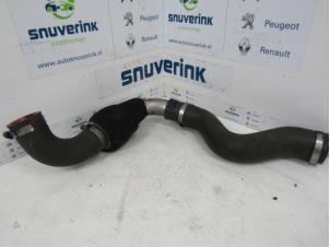 Gebruikte Intercooler Slang Renault Trafic New (FL) 2.5 dCi 16V 115 FAP Prijs op aanvraag aangeboden door Snuverink Autodemontage