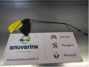 Gebruikte Cabriodak vergrendelslot Renault Megane II CC (EM) 1.9 dCi 115 Prijs € 35,00 Margeregeling aangeboden door Snuverink Autodemontage