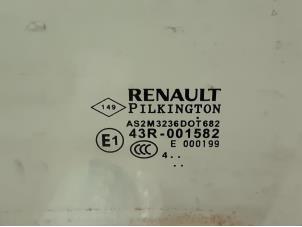 Gebruikte Deurruit 4Deurs links-voor Renault Captur (2R) 1.2 TCE 16V EDC Prijs € 50,00 Margeregeling aangeboden door Snuverink Autodemontage