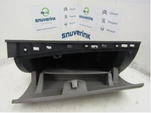 Gebruikte Dashboardkastje Renault Megane III Grandtour (KZ) 1.4 16V TCe 130 Prijs € 29,98 Margeregeling aangeboden door Snuverink Autodemontage