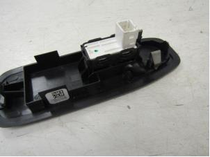 Gebruikte Ruit schakelaar elektrisch Peugeot 2008 (CU) 1.6 HDiF 16V Prijs € 19,99 Margeregeling aangeboden door Snuverink Autodemontage