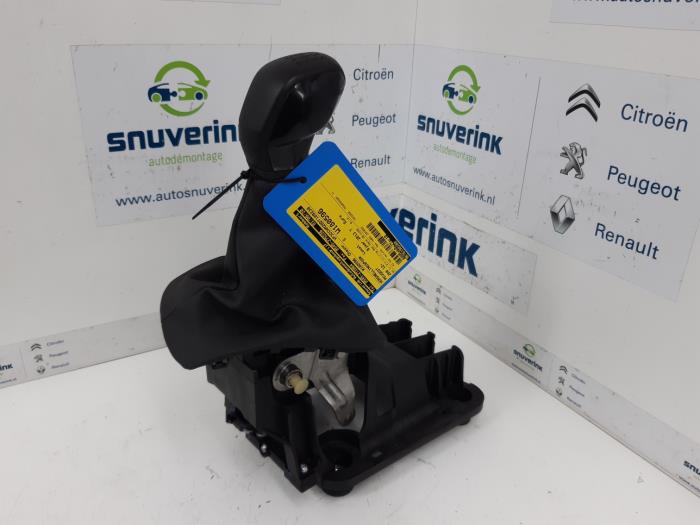 Gebruikte Versnellingspook Peugeot 208 I (CA/CC/CK/CL) 1.2 Vti 12V PureTech 82 Prijs € 25,50 Margeregeling aangeboden door Snuverink Autodemontage