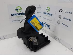 Gebruikte Versnellingspook Peugeot 208 I (CA/CC/CK/CL) 1.2 Vti 12V PureTech 82 Prijs € 30,00 Margeregeling aangeboden door Snuverink Autodemontage