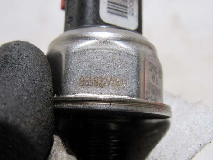 Brandstofdruk sensor van een Peugeot 407 SW (6E) 2.0 HDiF 16V 2006