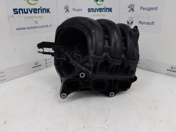 Gebruikte Inlaatspruitstuk Peugeot 108 1.0 12V Prijs € 26,76 Margeregeling aangeboden door Snuverink Autodemontage