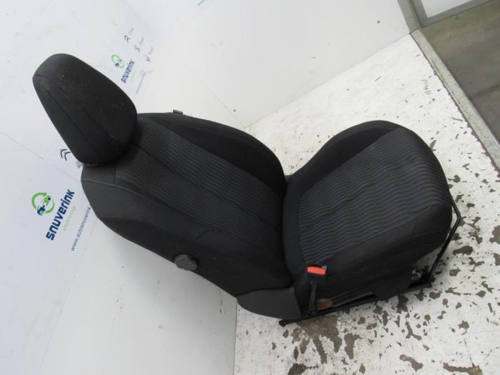 Voorstoel links van een Peugeot 308 SW (L4/L9/LC/LJ/LR) 1.6 BlueHDi 120 2015