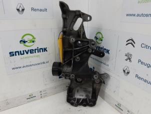 Gebruikte Dynamosteun boven Renault Scénic I (JA) 1.6 16V Prijs € 20,00 Margeregeling aangeboden door Snuverink Autodemontage