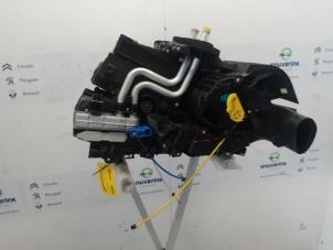 Gebruikte Chaufagebak Renault Clio III (BR/CR) 1.6 16V Prijs € 134,99 Margeregeling aangeboden door Snuverink Autodemontage