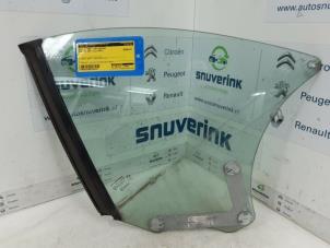 Gebruikte Ruit 2Deurs links-achter Peugeot 207 CC (WB) 1.6 HDiF 16V Prijs € 10,33 Margeregeling aangeboden door Snuverink Autodemontage