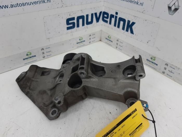 Gebruikte Dynamosteun boven Renault Scénic III (JZ) 1.5 dCi 110 Prijs € 32,00 Margeregeling aangeboden door Snuverink Autodemontage