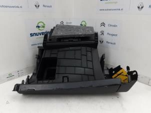Gebruikte Dashboardkastje Renault Scénic III (JZ) 1.5 dCi 110 Prijs € 30,00 Margeregeling aangeboden door Snuverink Autodemontage