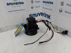 Gebruikte Kachel Ventilatiemotor Peugeot 307 SW (3H) 2.0 16V Prijs € 25,33 Margeregeling aangeboden door Snuverink Autodemontage