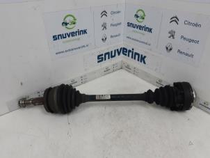 Gebruikte Aandrijfas links-voor Volkswagen Transporter T5 1.9 TDi Prijs € 67,49 Margeregeling aangeboden door Snuverink Autodemontage