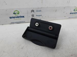 Gebruikte AUX/USB aansluiting Renault Twingo II (CN) 1.2 16V Prijs € 20,00 Margeregeling aangeboden door Snuverink Autodemontage