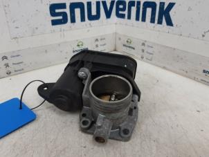 Gebruikte Gasklephuis Peugeot 208 I (CA/CC/CK/CL) 1.2 Vti 12V PureTech 82 Prijs € 40,00 Margeregeling aangeboden door Snuverink Autodemontage