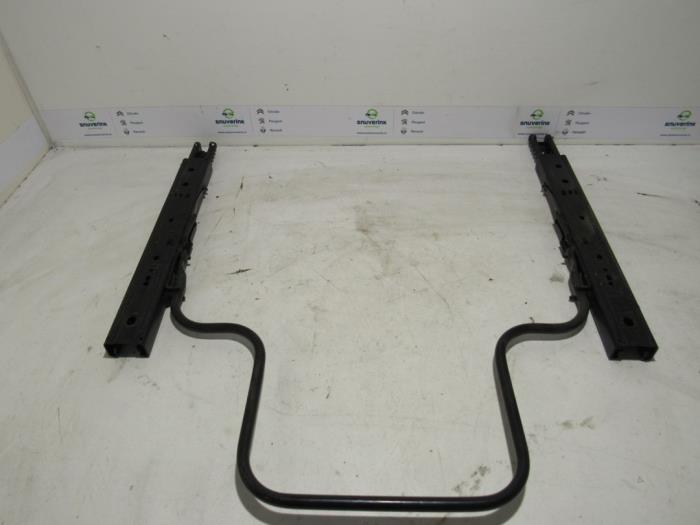 Peugeot 206 Stoel Railsen rechts voorraad | Onderdelenlijn.nl