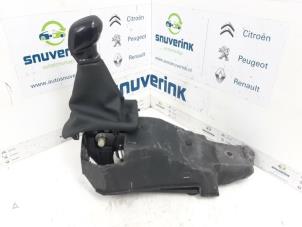 Gebruikte Versnellingspook Peugeot 208 I (CA/CC/CK/CL) 1.2 Vti 12V PureTech 82 Prijs € 26,00 Margeregeling aangeboden door Snuverink Autodemontage