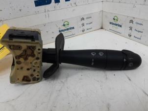 Gebruikte Ruitenwis Schakelaar Renault Megane Break/Grandtour (KA) 1.9D Prijs € 10,33 Margeregeling aangeboden door Snuverink Autodemontage