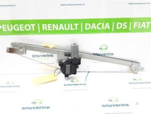 Gebruikte Ruitmechaniek 2Deurs links-voor Renault Trafic New (FL) 2.0 dCi 16V 90 Prijs € 48,40 Inclusief btw aangeboden door Snuverink Autodemontage