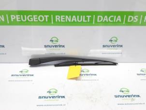 Gebruikte Ruitenwisserarm achter Renault Kangoo/Grand Kangoo (KW) 1.6 16V Prijs € 20,00 Margeregeling aangeboden door Snuverink Autodemontage