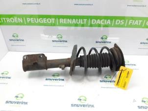 Gebruikte Mac Phersonpoot rechts-voor Renault Laguna III Estate (KT) 2.0 16V Prijs € 39,98 Margeregeling aangeboden door Snuverink Autodemontage