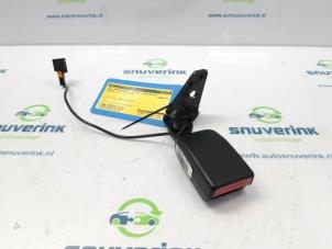 Gebruikte Veiligheidsgordel Insteek links-achter Peugeot 207 SW (WE/WU) 1.4 16V Vti Prijs op aanvraag aangeboden door Snuverink Autodemontage