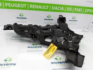 Gebruikte Bumpersteun links-achter Renault Megane III Berline (BZ) 1.5 dCi 110 Prijs € 30,00 Margeregeling aangeboden door Snuverink Autodemontage